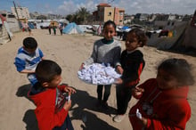 Vente de bonbons dans un camp à Rafah, le 7 mars 2024. © MOHAMMED ABED / AFP