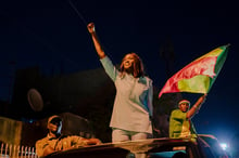 Anta Babacar Ngom, candidate à l’élection présidentielle et fondatrice du parti Alternative pour la relance citoyenne (ARC), salue ses partisans dans le quartier Hann Mariste de Dakar, le 11 mars 2024. © CARMEN ABD ALI/AFP