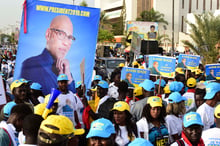 Des manifestants de l’opposition sénégalaise brandissent des photos de Karim Wade lors d’une marche pour exiger la transparence des élections de l’année suivante, à Dakar, le 29 novembre 2018. © SEYLLOU / AFP