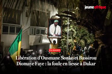 Des partisans d’Ousmane Sonko et de Bassirou Diomaye Faye, à Dakar, dans la nuit du 14 au 15 mars 2024.