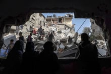 Des Palestiniens fouillent les décombres de bâtiments détruits à la suite de bombardements israéliens, à Rafah, dans le sud de la bande de Gaza, le 27 mars 2024. © MOHAMMED ABED / AFP.