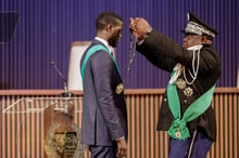 Bassirou Diomaye Faye (G) prête serment en tant que président du Sénégal dans la nouvelle ville de Diamniadio, près de Dakar, le 2 avril 2024. © John WESSELS/AFP