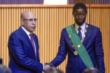 Les présidents Mohamed Ould Cheikh El Ghazouani et Bassirou Diomaye Faye, lors de l’investiture de ce dernier à Dakar, le 2 avril 2024. © JEROME FAVRE/EPA/MAXPPP