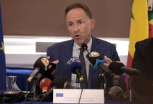 L’ambassadeur de l’Union européenne au Sénégal, Jean-Marc Pisani, s’adresse aux médias à propos des accords de pêche, lors d’une conférence de presse à Dakar, le 8 mai 2024. © SEYLLOU / AFP