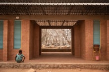 Vue générale de l’école Village-Opera, conçue par l’architecte Diébédo Francis Kéré, à Laongo, le 16 mars 2022. © OLYMPIA DE MAISMONT / AFP