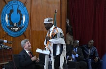 Le Premier ministre sénégalais Ousmane Sonko et l’opposant français Jean-Luc Mélenchon, à Dakar, le 16 mai 2024. © SEYLLOU / AFP