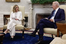 Le président américain Joe Biden et la présidente du Conseil italien Giorgia Meloni à la Maison Blanche, le 1er mars 2024 à Washington. WASHINGTON, DC – MARCH 01: U.S. President Joe Biden (R) and Italian Prime Minister Giorgia Meloni deliver prepared remarks during a meeting in the Oval Office at the White House on March 01, 2024 in Washington, DC. Biden welcomed the far-right leader to the White House for the second time in a year, praising Italy’s continued support for Ukraine following Russia’s 2022 full-scale invasion. Italy assumed its one-year presidency of the G7 in January. © Chip Somodevilla/Getty Images/AFP