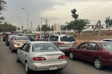 File d’attente devant une station-service à Abuja, au Nigeria, en avril 2024. © ADAM ABU-BASHAL/Anadolu via AFP.