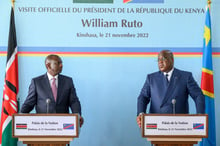 Le président kényan, William Ruto (g.) et son homologue congolais, Félix Tshisekedi, lors d’une conférence de presse conjointe au palais de la Nation, à Kinshasa, le 21 novembre 2022. © Arsene Mpiana / AFP