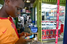 Depuis le 9 avril, 18% de TVA sont appliqués sur les publicités sur Facebook en Côte d’Ivoire. © ISSOUF SANOGO / AFP