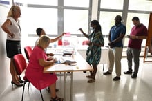 Des citoyens français votent, au consulat de France à Abidjan, le 24 avril 2022, pour le second tour de l’élection présidentielle en France. © Issouf SANOGO / AFP