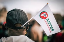 Manifestation de l’opposition sénégalaise en France, à Paris le 16 mars 2024. © Xose Bouzas / Hans Lucas.