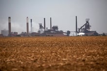 Usine d’ArcelorMittal à Vanderbijlpark, au sud de Johannesburg, en Afrique du Sud, en novembre 2017. ArcelorMittal plant is seen in Vanderbijlpark, an industrial city south of Johannesburg, South Africa, November 21, 2017. Picture taken November 21, 2017. © Siphiwe Sibeko/REUTERS