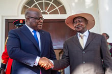 Les présidents congolais, Félix Tshisekedi (g.), et ougandais, Yoweri Museveni, le 9 novembre 2019 à Entebbe, en Ouganda. © Sumy Sadurni/AFP