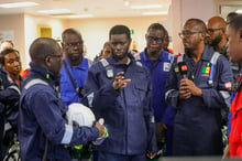 Le président de la République sénégalaise, Bassirou Diomaye Faye, assiste à la production des premiers barils de pétrole sur la plateforme de Sangomar, le 25 juin 2024. © Présidence de la République du Sénégal