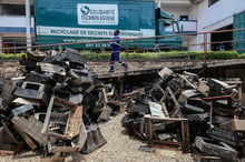 Des coques de téléviseurs s’entassent dans la cour de l’association française Solidarité technologique, basée au Cameroun, qui seront nettoyées puis mises en pièces. À Yaoundé, le 14 septembre 2022. © DANIEL BELOUMOU OLOMO/AFP