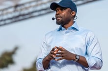 Le Premier ministre sénégalais Ousmane Sonko, le 9 juin 2024, lors d’un discours sur le parvis du Grand Théâtre, à Dakar, au cours duquel il a évoqué le dossier des « décès mystérieux de Didier Badji et Fulbert Sambou ». © DR