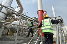 Des techniciens travaillent à la centrale thermique de la société ivoirienne de production d’électricité Ciprel, une subdivision du groupe industriel français Eranove, à Abidjan. Technicians work at the thermal power station of Ivory Coast’s electricity production company Ciprel, a subdivision of French industrial group Eranove, in Abidjan on February 16, 2016. Ivory Coast on February 17 inaugurated a 234 MW new thermal power plant which, according to President Alassane Ouattara, should enable the country to nearly reach its electricity capacity target for 2016 © SIA KAMBOU/AFP