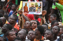 Supporters du général Abdourahamane Tiani et du CNSP manifestant devant la base aérienne franco-nigérienne à Niamey pour réclamer le départ de l’armée française du Niger, le 2 septembre 2023. © AFP