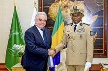 Le secrétaire d’État adjoint Kurt Campbell et le général Brice Clotaire Oligui Nguema, le 16 juillet à Libreville. © Montage JA