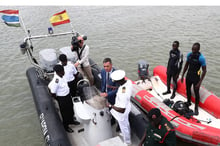 Sur cette photo diffusée par La Moncloa le 28 août 2024, le Premier ministre espagnol rencontre des officiers de la marine gambienne lors de sa visite dans le port de Banjul. © Fernando CALVO / LA MONCLOA / AFP