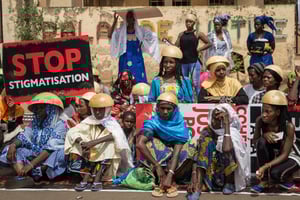 Des femmes tiennent une pancarte « stop à la stigmatisation », après les manifestations du 22 juin 2019, devant le palais de justice de Ouagadougou, pour réclamer « vérité et justice » pour les victimes de Yirgou, dans le nord du Burkina Faso. © Olympia de Maismont / AFP