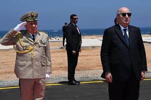 Abdelmadjid Tebboune (à dr.) avec Saïd Chengriha, le chef de l’état-major de l’armée et vice-ministre de la Défense, le 5 juillet 2023. © Algérie Presse Photos APP/MAXPPP