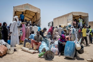Des réfugiés soudanais attendent de monter à bord d’un camion de transfert reliant Tiné à Iridimi, deux villes de l’est du Tchad, le 26 juin 2025. © Wang Guansen/CHINE NOUVELLE/SIPA