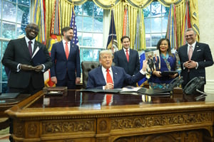 Le président américain, Donald Trump, avec le ministre des Affaires étrangères rwandais, Olivier Nduhungirehe, et son homologue congolaise, Thérèse Kayikwamba Wagner, dans le Bureau ovale de la Maison-Blanche, le 27 juin 2025.