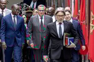 Le Premier ministre sénégalais Ousmane Sonko (à gauche) et le Premier ministre marocain Aziz Akhannouch (au centre) arrivent à Rabat, au Maroc, le 26 janvier 2026, pour la 15e session de la Haute Commission mixte entre le Maroc et le Sénégal.