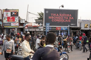 Canal+ veut développer sa présence sur le continent et multiplier son nombre d’abonnés, par différents moyens, dont l’affichage publicitaire. © Arsene MPIANA/AFP