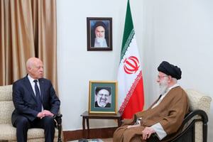 Le guide suprême iranien, l’ayathollah Ali Khamenei (à dr.) reçoit le président tunisien Kaïs Saïed, à Téhéran, le 22 mai 2024, après la mort du président Ibrahim Raïsi. © KHAMENEI.IR / AFP.