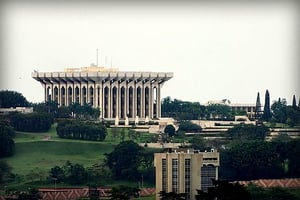 Le palais présidentiel d’Etoudi, à Yaoundé. © Borigue / Wikimedia Commons