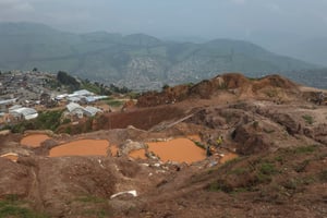 Les mines de Rubaya, dans l’est de la RDC, où travaillent essentiellement des mineurs artisanaux dans des conditions précaires, produisent entre 15 et 30 % du coltan mondial. © AFP