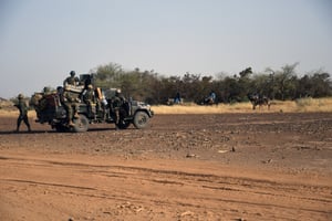 Un détachement des forces spéciales anti jihadistes « Almahaou » (Tourbillon) patrouille le 6 novembre 2021 dans la région de Tillabéri, au Niger. © BOUREIMA HAMA/AFP