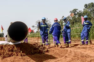 Des ouvriers nigériens et chinois sont visibles sur le chantier de construction d'un oléoduc dans la région de Gaya, au Niger, le 10 octobre 2022.