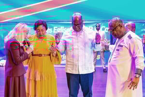 Le président congolais, Félix Tshisekedi, et son épouse, Denise Nyakeru, se recueillent en présence de la pasteure Paula White (à g.), le 9 novembre 2025, en RDC.