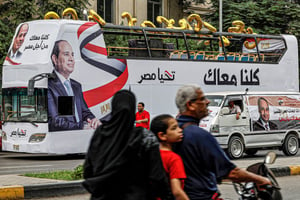 Bus de campagne du président Abdel Fattah al-Sissi, au Caire, le 2 octobre 2023. © Photo by Khaled Desouki / AFP)