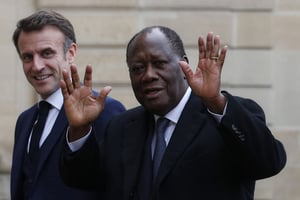 Les présidents Emmanuel Macron et Alassane Ouattara, à l’Élysée, le 21 novembre 2023. © IAN LANGSDON/AFP