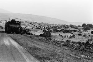 Des troupes israéliennes progressent en direction du plateau syrien du Golan, le 12 octobre 1973. © GABRIEL DUVAL/AFP