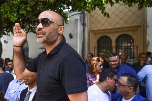 Le président du syndicat des journalistes tunisiens, Zied Dabbar, s’adresse à ses collègues lors d’une manifestation devant le tribunal de Tunis avant la comparution, le 22 mai, de leurs collègues Borhane Bsaïes et Mourad Zeghidi. © FETHI BELAID / AFP