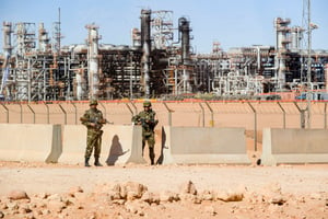 Des soldats algériens devant le complexe gazier de Tiguentourine, à In Amenas, près de la frontière libyenne, en janvier 2013. © RYAD KRAMDI / AFP