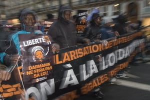 Manifestation après l’adoption par l’Assemblée du texte de loi sur l’immigration, le 22 décembre 2023 à Paris. © Pascal Sonnet/Hans Lucas via AFP