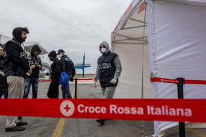 Une personne issue de l’immigration débarque du Geo Barents après avoir été secourue par ce navire de Médecins sans frontières (MSF), au port de Gênes, en Italie, en octobre 2023. © Mauro Ujetto / NurPhoto / NurPhoto via AFP.