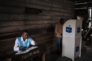 Dans un bureau de vote à l’institut Nadhura de Goma, en RDC, le 21 décembre 2023. © ALEXIS HUGUET/AFP.