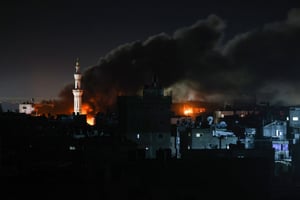 De la fumée s’échappe de bâtiments à Rafah, dans le sud de la bande de Gaza, après des bombardements israéliens, le 12 février 2024. © SAID KHATIB / AFP.