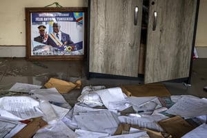 Dans le Bukavu du M23, les pillards ont laissé ce bureau du marché de Katudu sens dessus dessous, brisant et décrochant du mur un cadre à l’effigie de Félix Tshisekedi. La scène a été photographiée le 18 février 2025. © Luis TATO / AFP