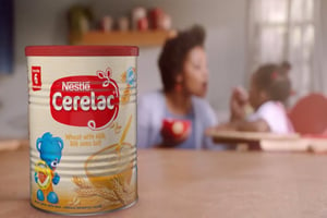 Publicité Nestlé pour les produits Cérélac, en Côte d’Ivoire. © Capture d’écran / Nestlé.