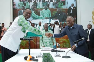 Tidjane Thiam (à g.), nouveau président élu du PDCI, et Philippe Cowpply-Boni (à dr.), président intérimaire, lors de la cérémonie de passation à la maison du parti, à Abidjan, le 24 janvier 2024. © PDCI.