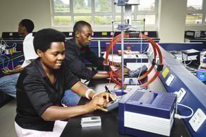 Dans un  laboratoire de physique, au Kigali Institute of Science and Technology (KIST), au Rwanda. © Vincent Fournier/JA